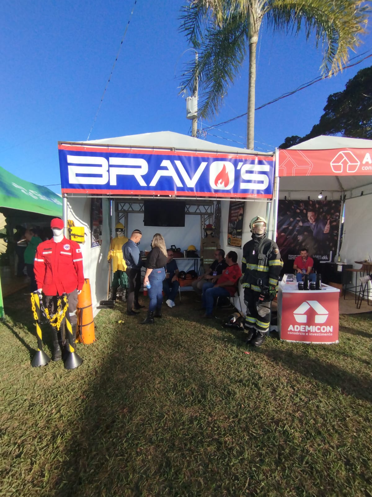 Estande Bravo's em feira durante o dia
