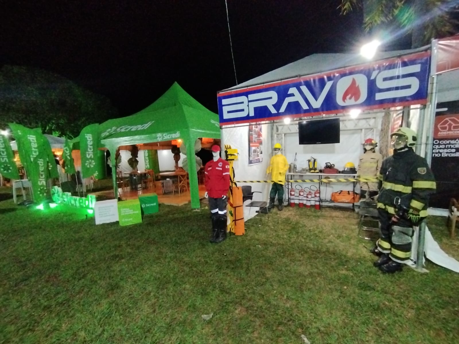 Estande Bravo's iluminado em evento noturno