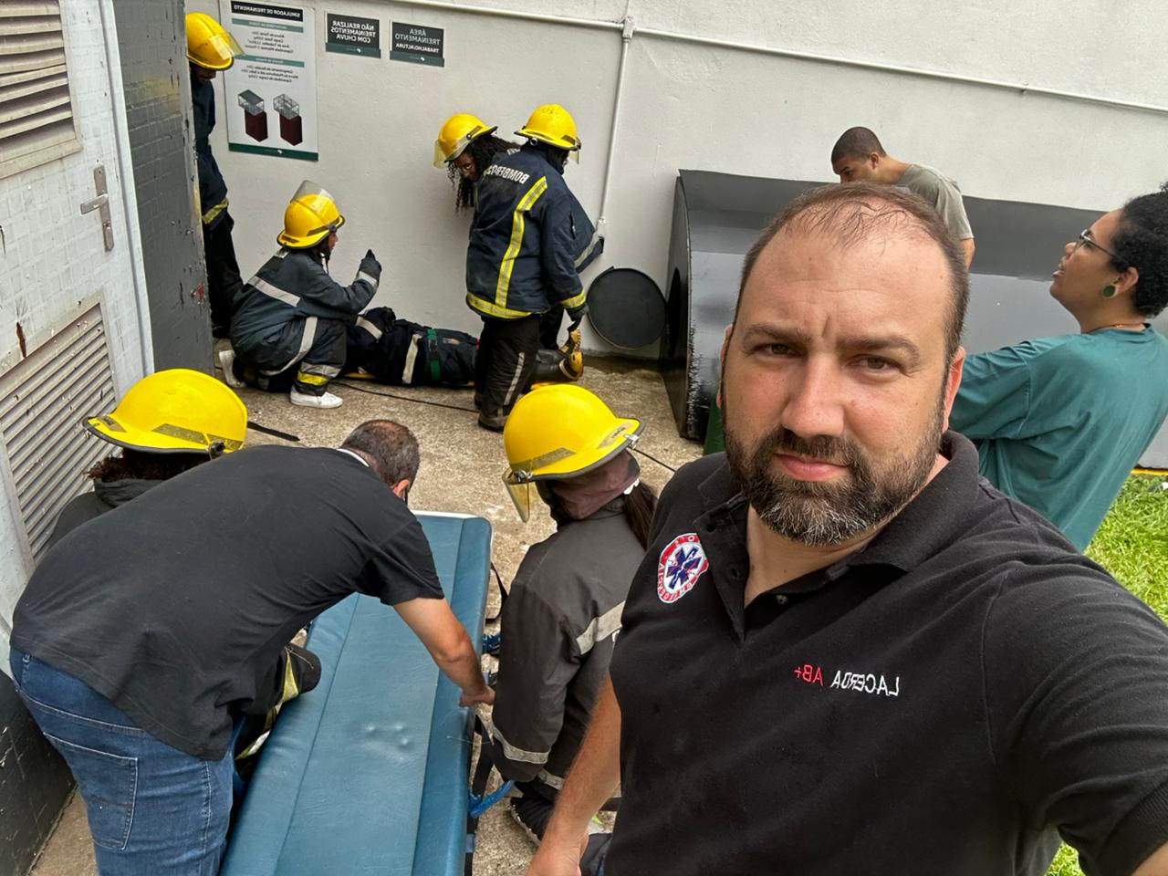 Simulação de resgate com equipe de bombeiros