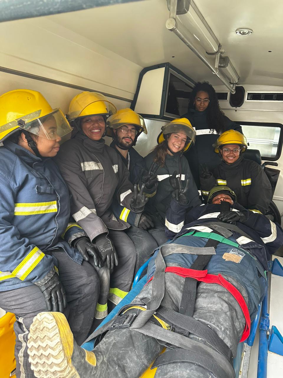 Equipe de bombeiros em ambulância após treinamento