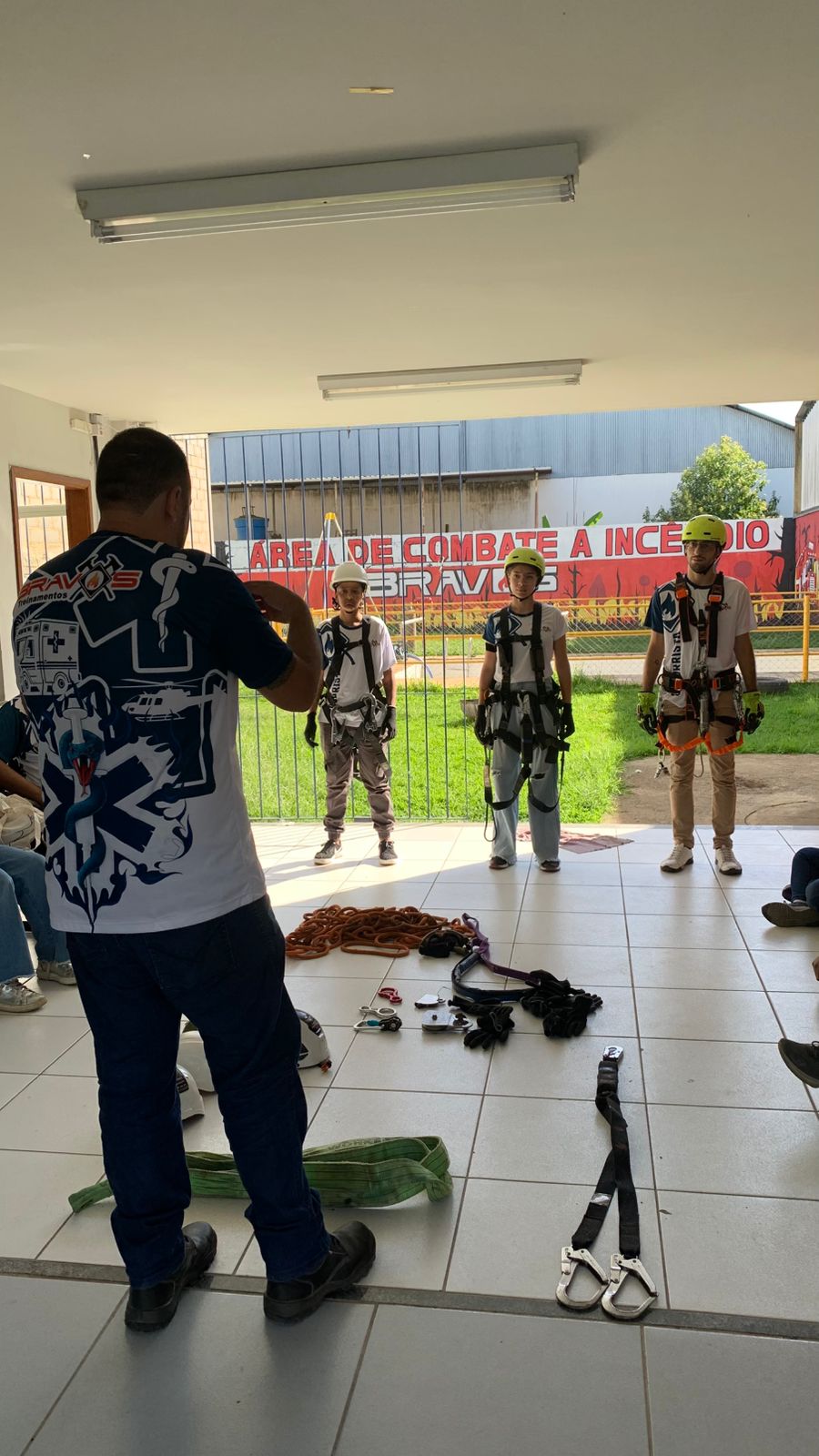 Treinamento de trabalho em altura com cadeirinha e EPIs