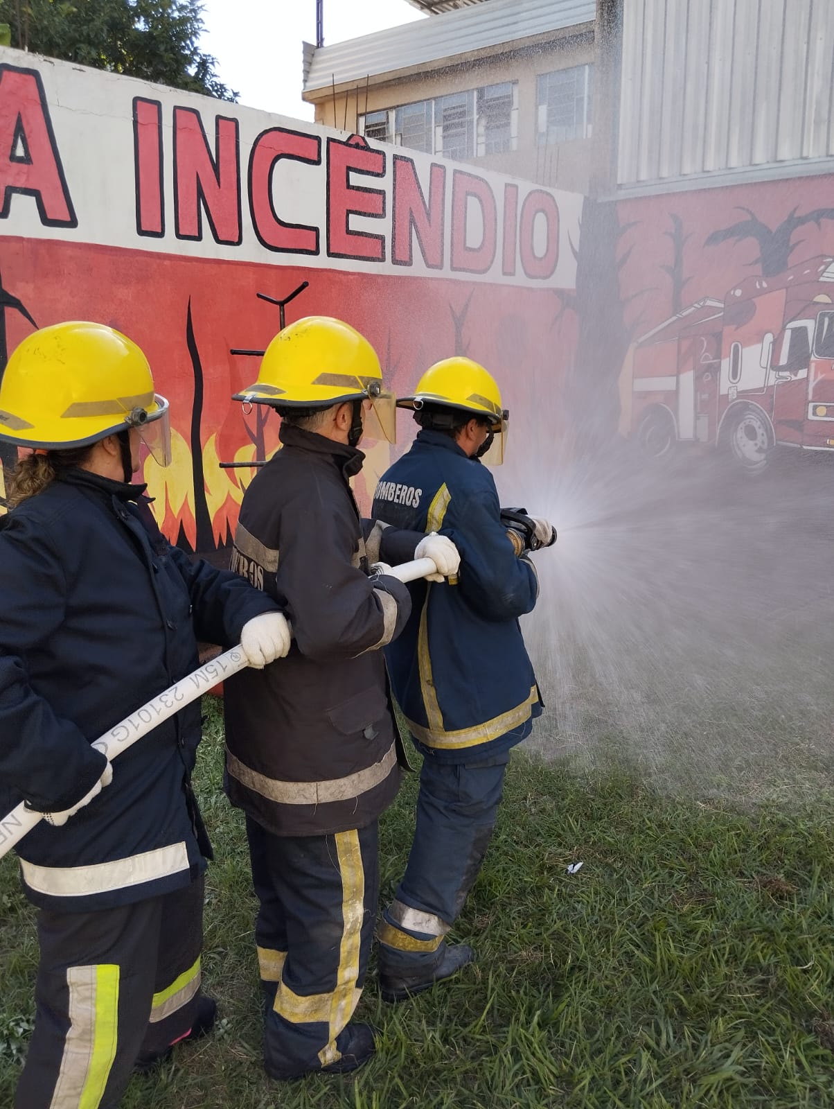 Treinamento prático de combate a incêndio com mangueira