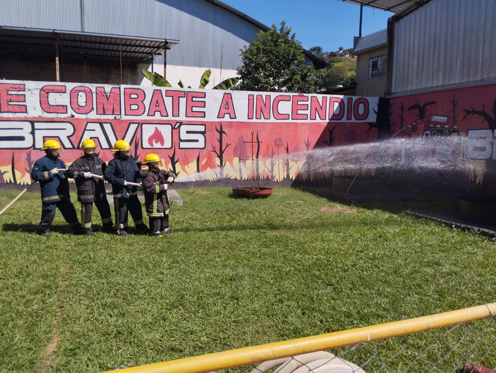 Equipe em treinamento de combate a incêndio no campo