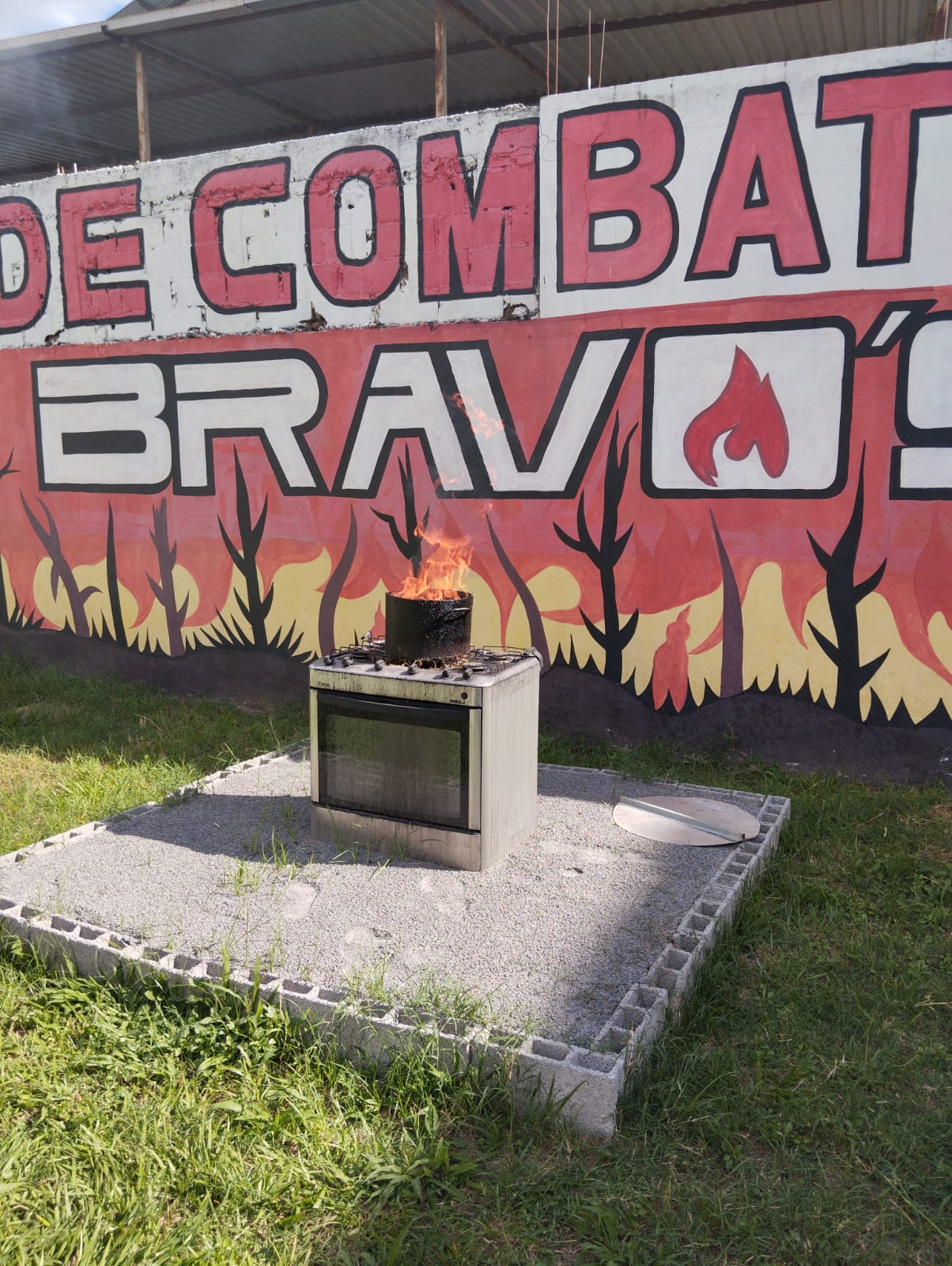 Simulação de incêndio em fogão — treinamento prático