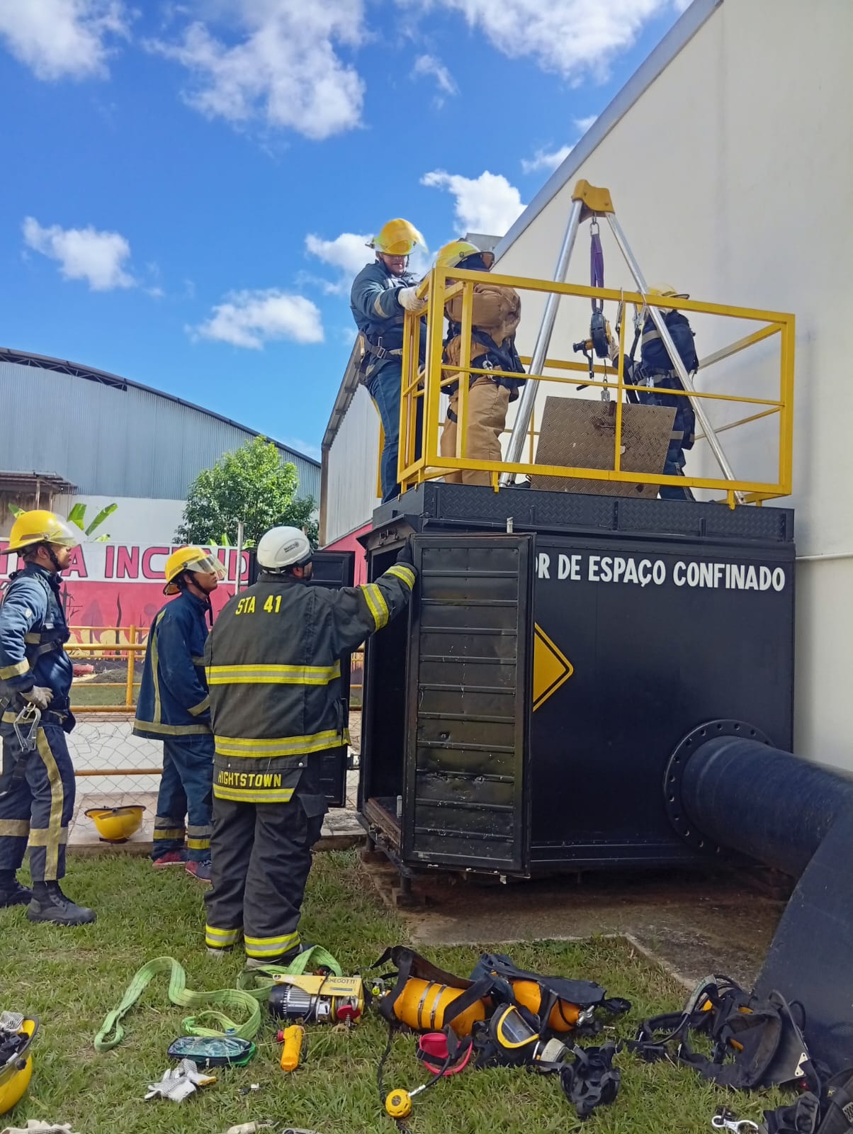 Treinamento de resgate em espaço confinado com tripé