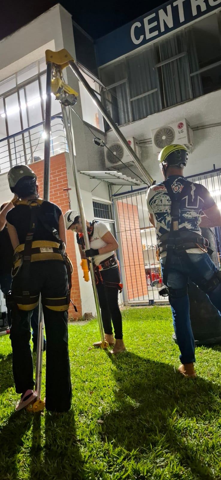 Treinamento noturno de resgate em altura no Centro Bravo's