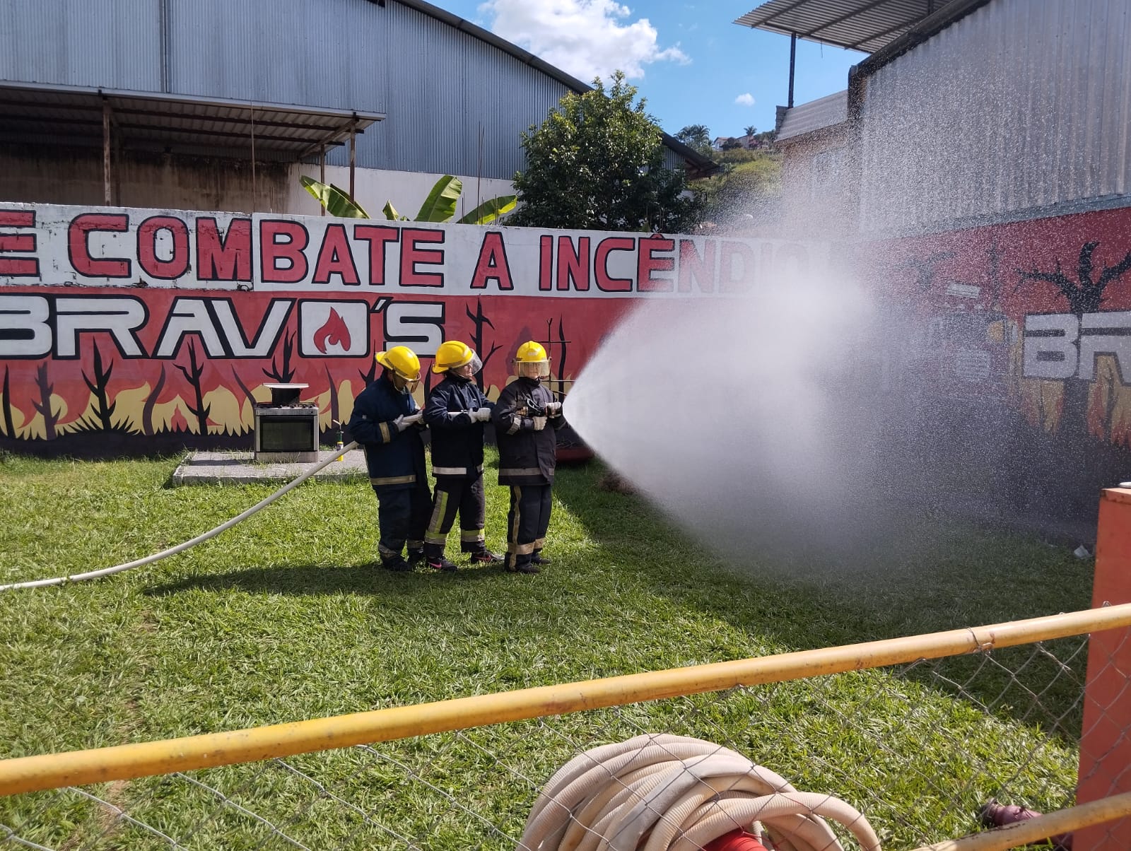 Combate a incêndio com jato de água — treinamento prático