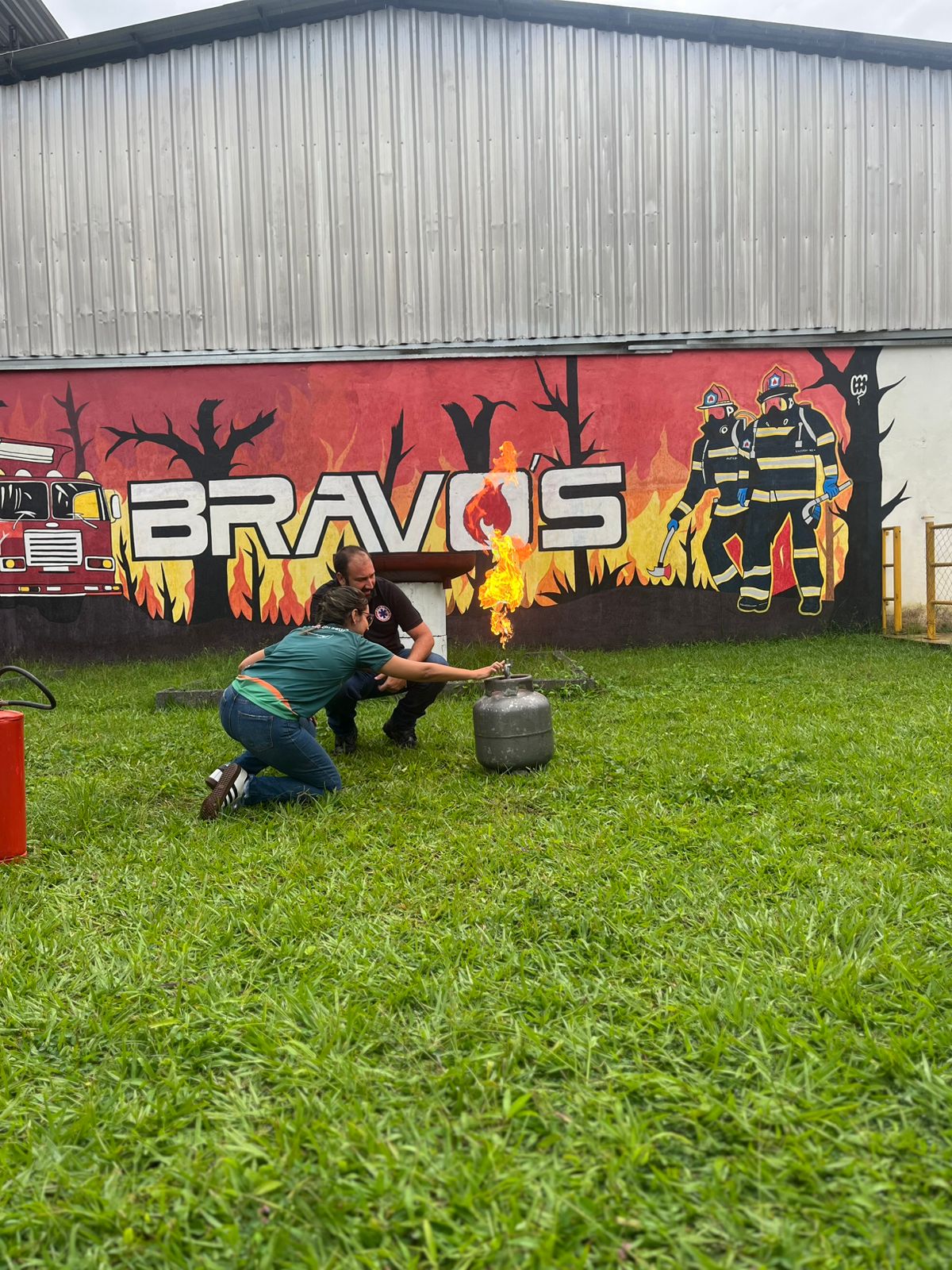 Treinamento de combate a incêndio em botijão de gás na sede Bravo's