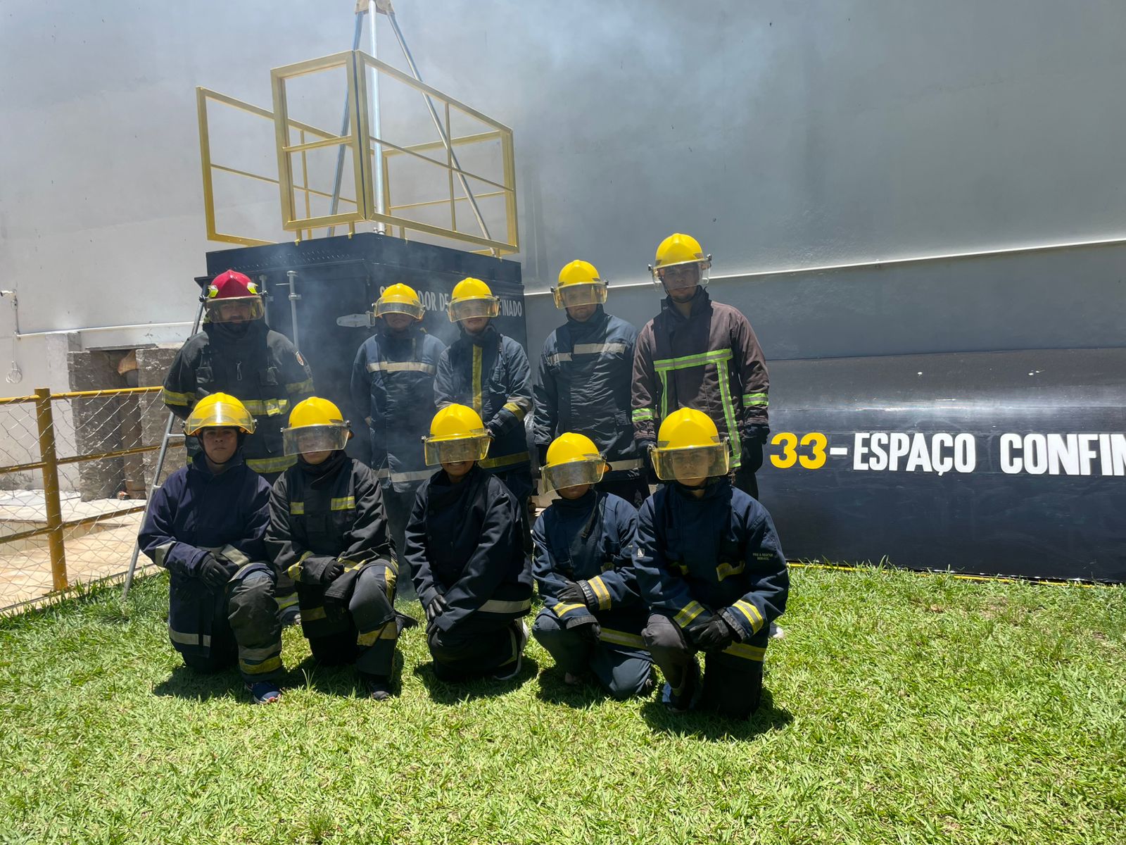 Turma de bombeiros civis — treinamento de espaço confinado
