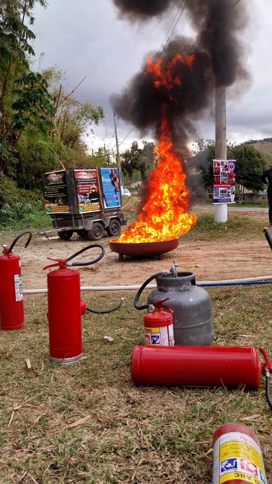 Treinamento prático com extintores e simulação de fogo