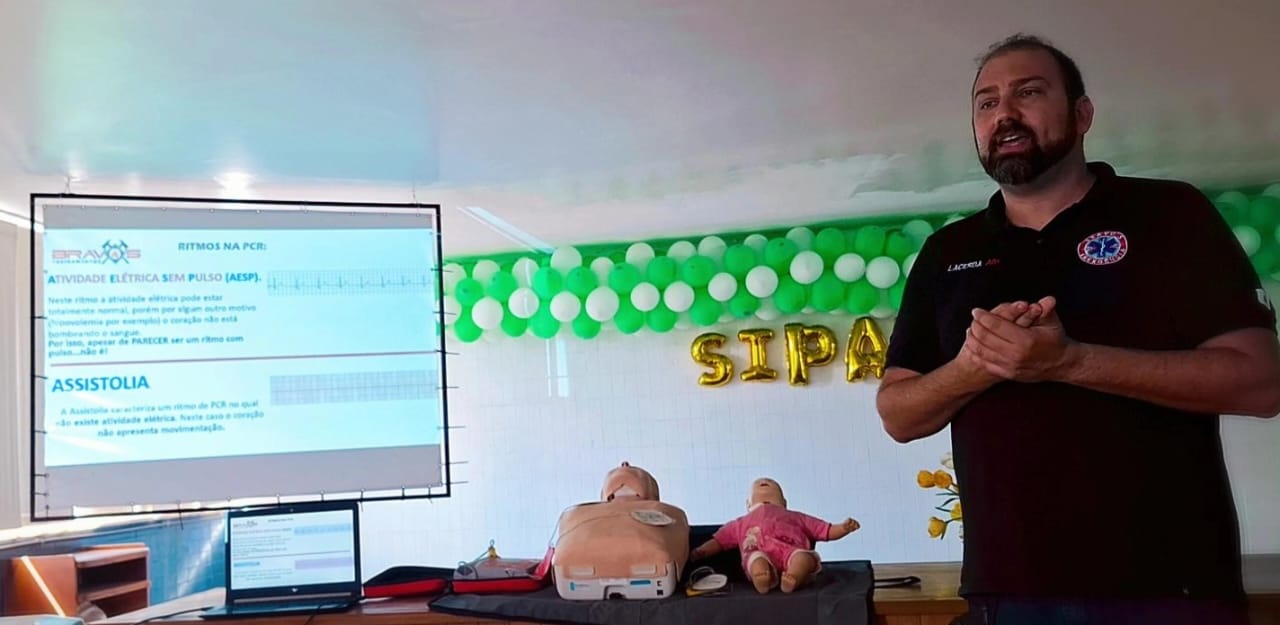Aula de RCP e AED durante SIPAT com instrutor Bravo's