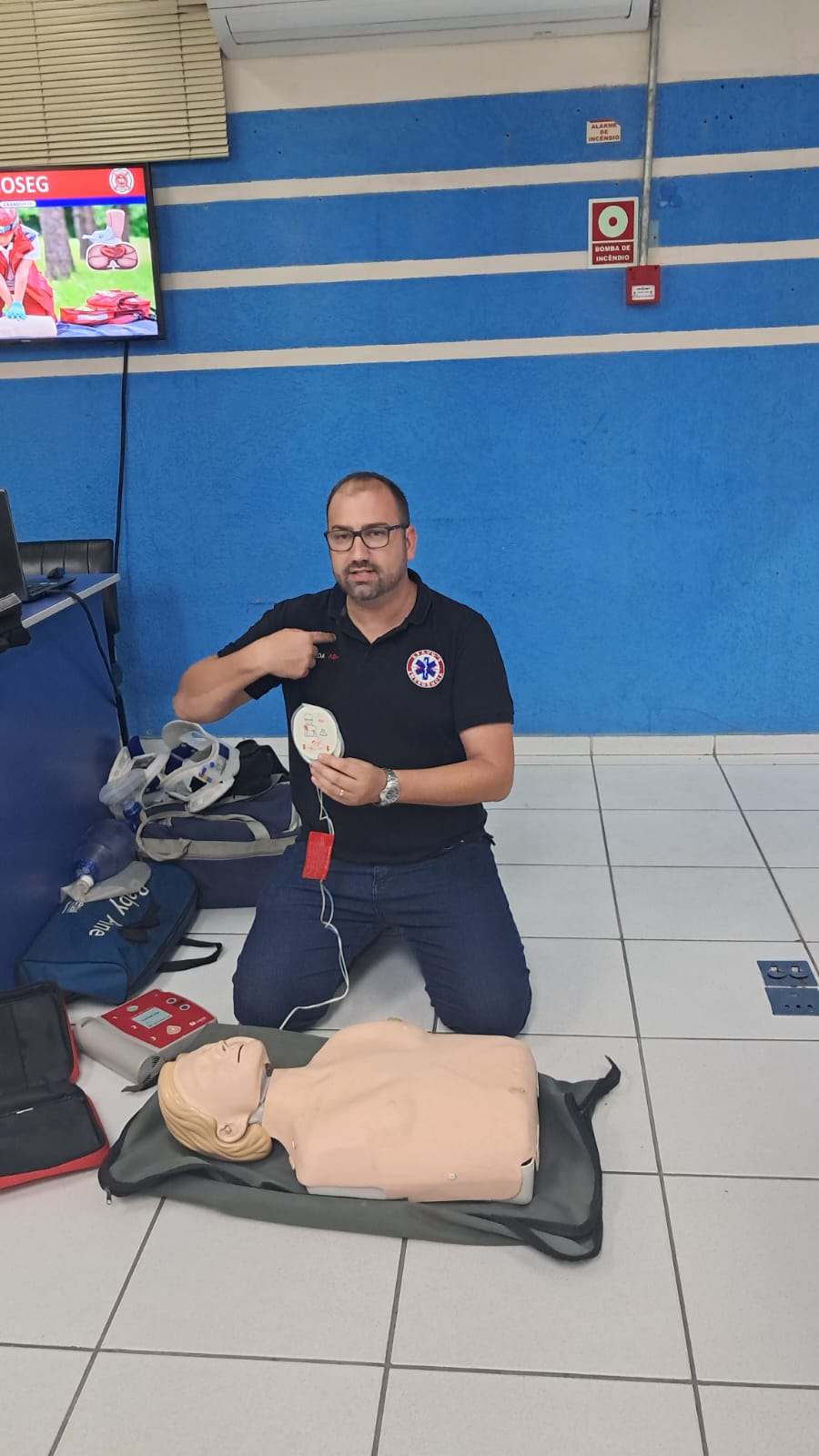 Instrutor Bravo's demonstrando uso de DEA em manequim