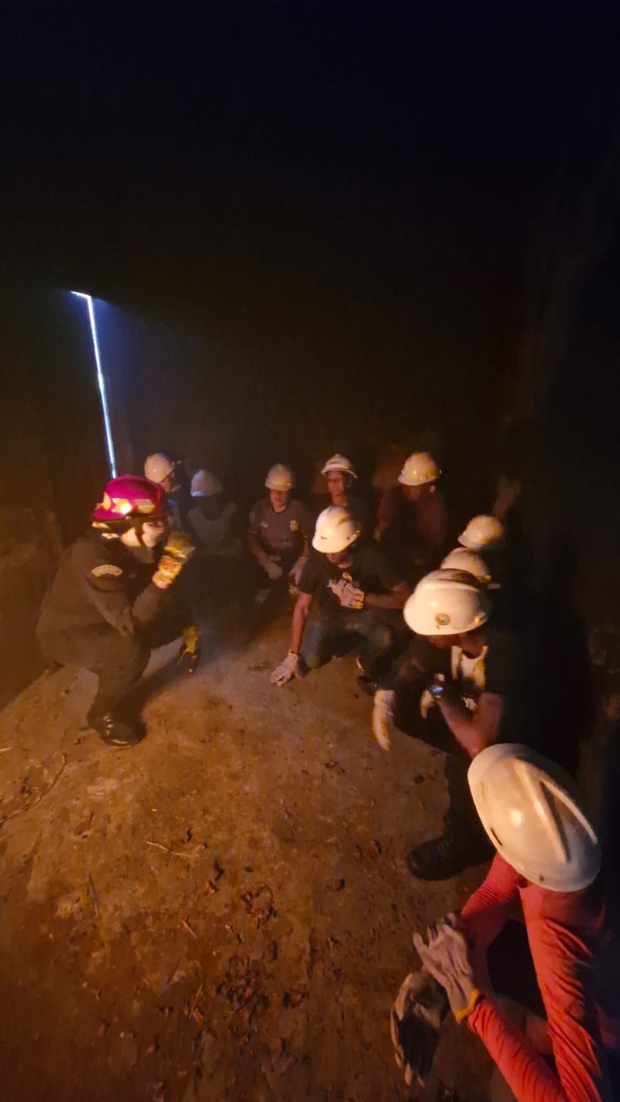 Treinamento noturno de resgate em espaço confinado