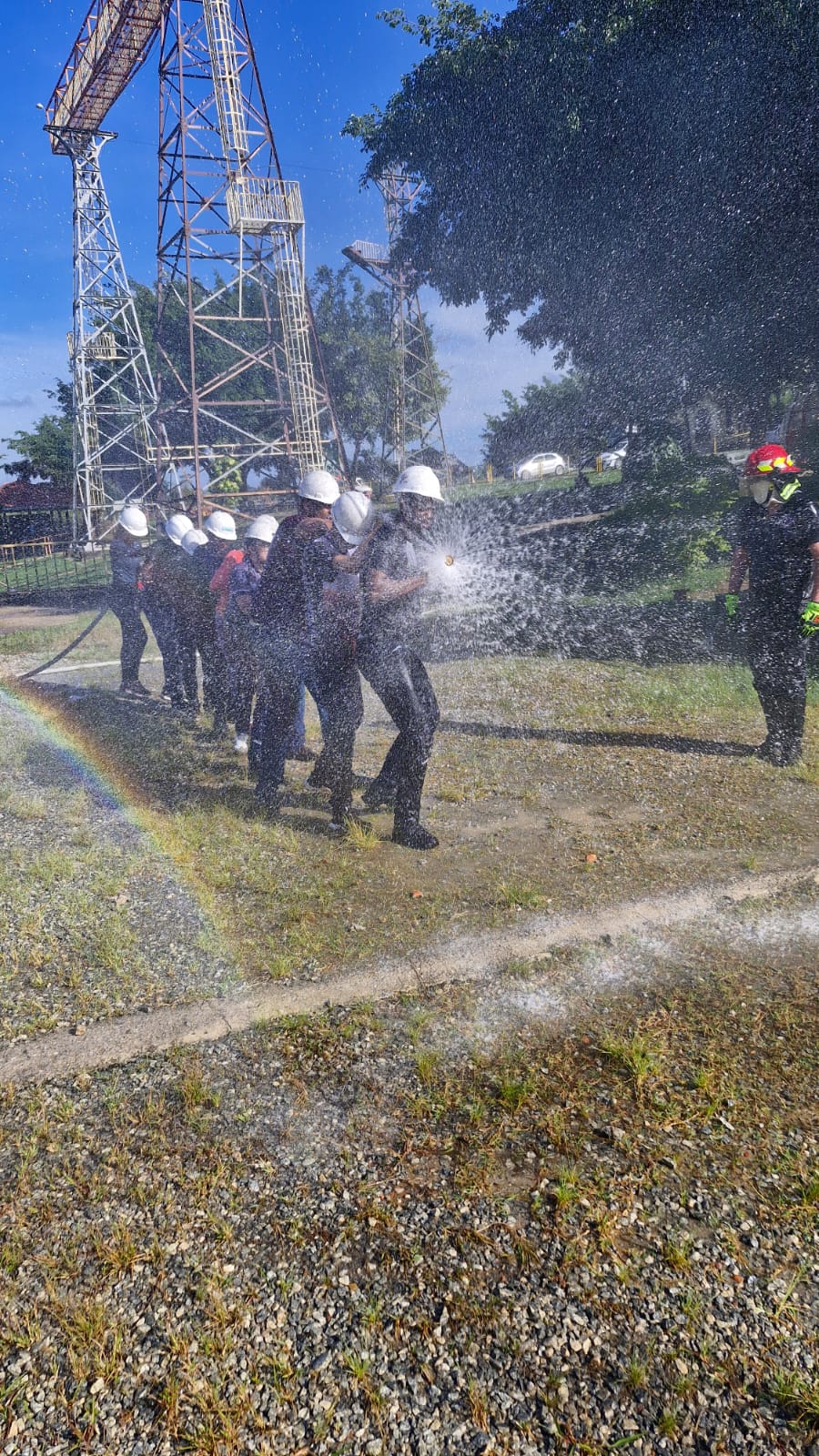 Treinamento de combate a incêndio com mangueira em torre de resfriamento