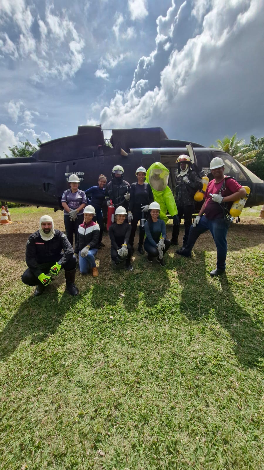 Turma Bravo's em treinamento de resgate aeromédico com helicóptero
